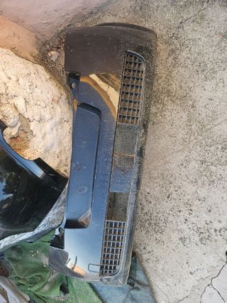 Paragolpes trasero megan i el otro es bmw serie 1