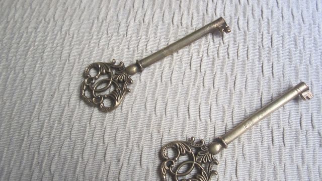 LLAVES DE BRONCE PARA MUEBLES ANTIGUAS