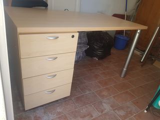Mesa de Escritorio con Cajonera con llave.