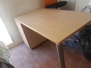Mesa de Escritorio con Cajonera con llave.