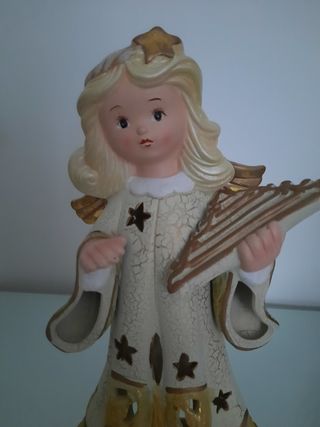 Figura ángel música navideña.