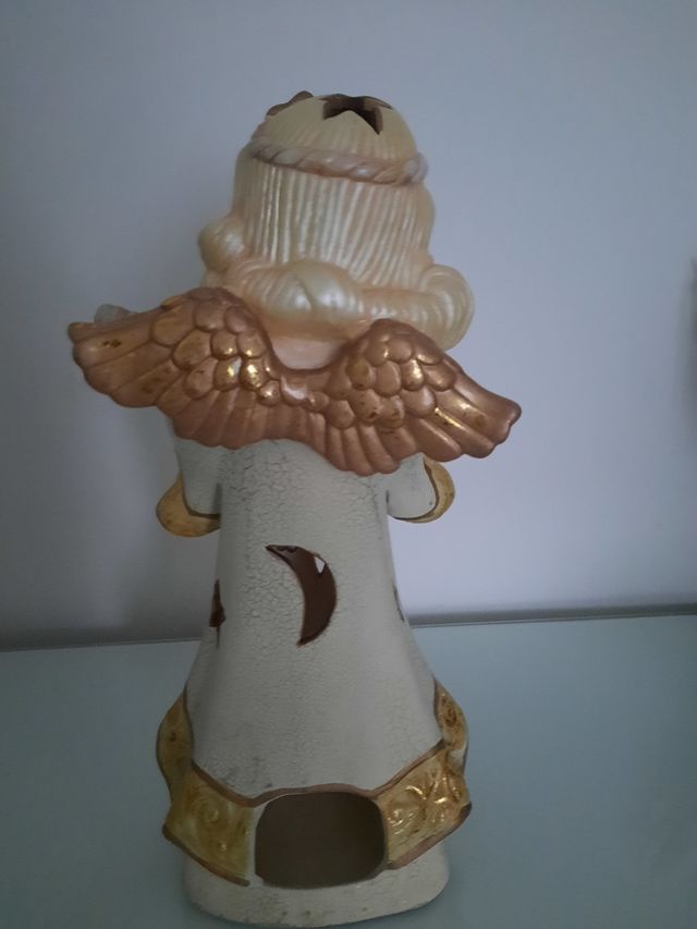 Figura ángel música navideña. 