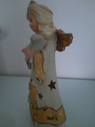Figura ángel música navideña.