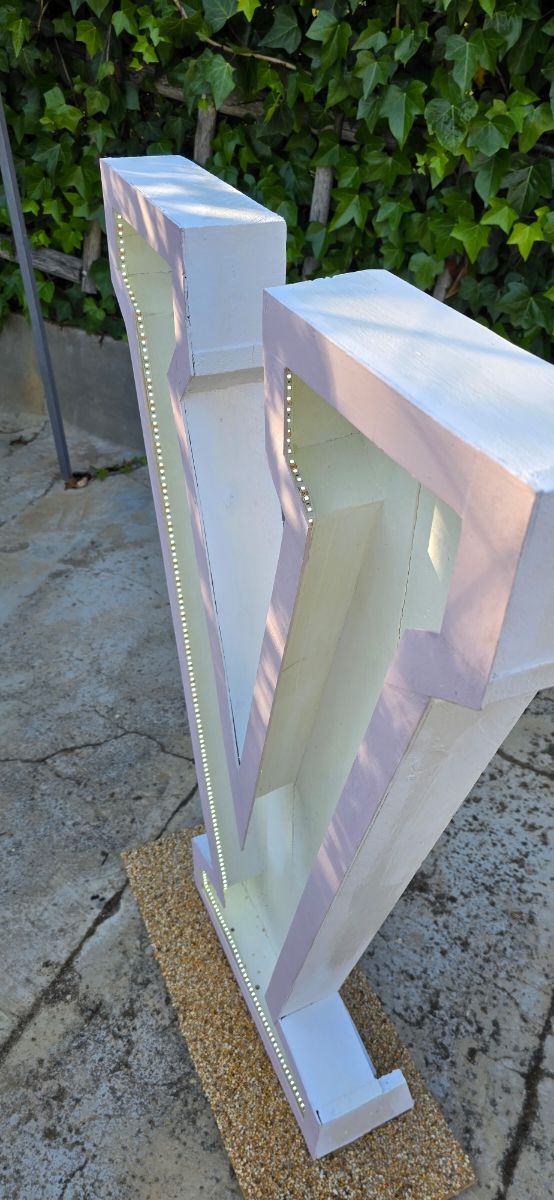 Letra V para eventos con luces leds