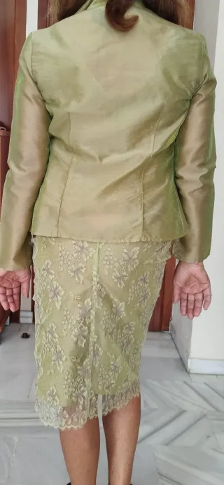 Conjunto elegante y femenino compuesto de 3 piezas