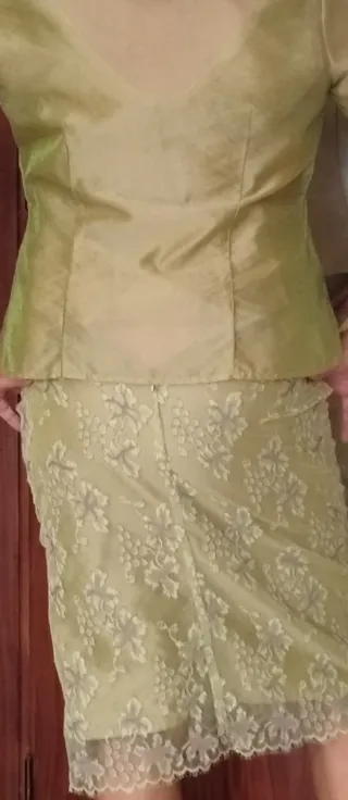 Conjunto elegante y femenino compuesto de 3 piezas