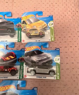 5 Hot Wheels nuevos coleccionables