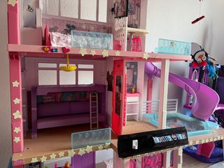 Casa muñecas barbie en muy buenas condiciones 