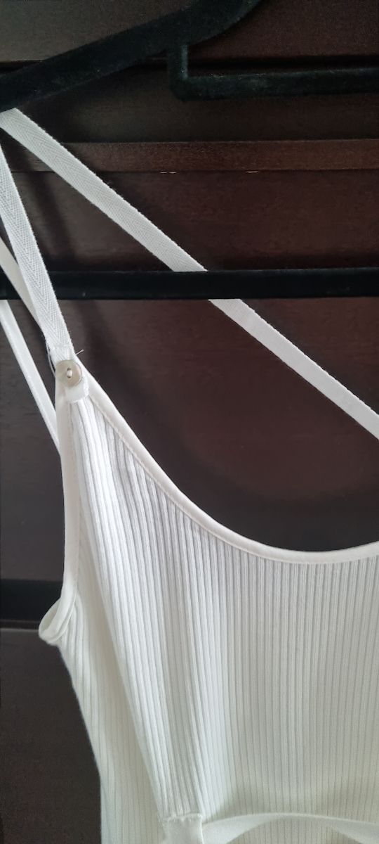 Vestido blanco de verano de Zara.