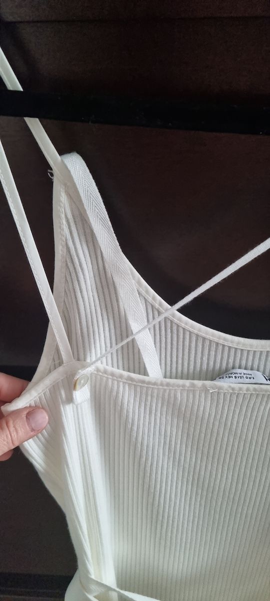 Vestido blanco de verano de Zara.