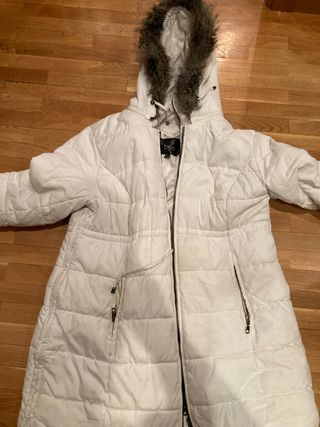 Cazadora blanca acolchada con capucha de porteo. 
