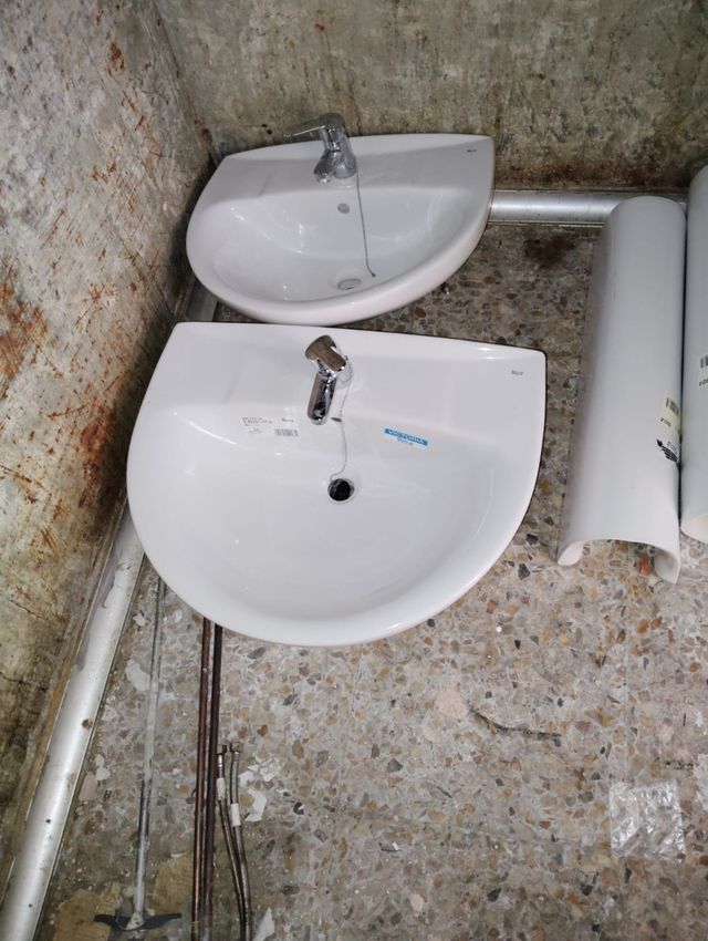 3 Lavabos victoria
con grifos a 35 cada uno