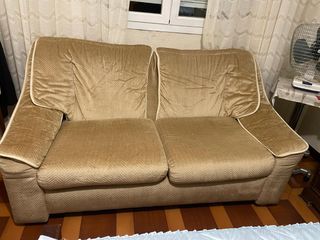 Sofá beige de terciopelo