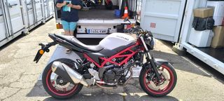 Suzuki SV650 - Moto blanca