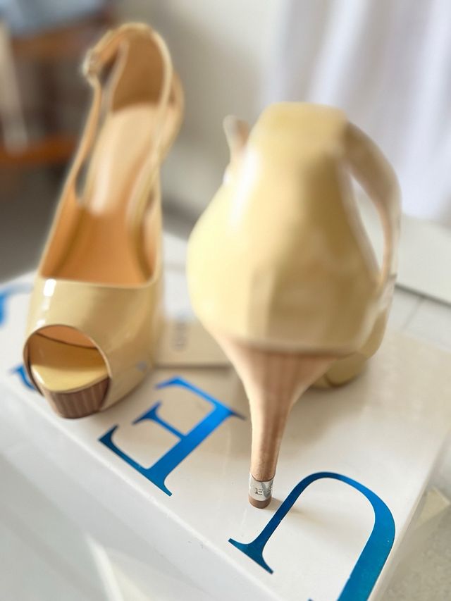 Décolleté GUESS beige vernice