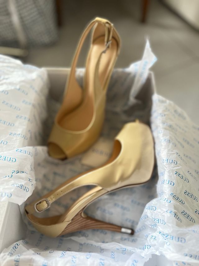 Décolleté GUESS beige vernice