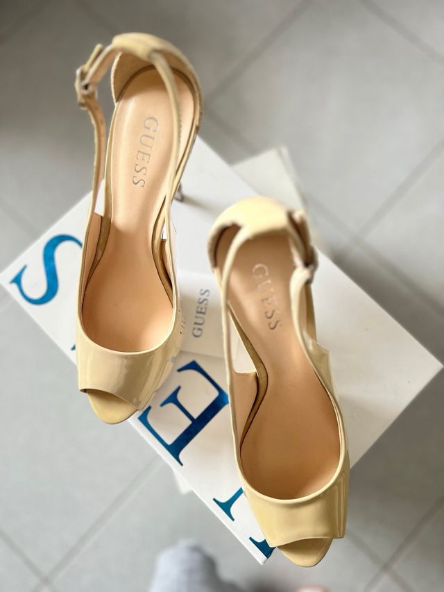 Décolleté GUESS beige vernice