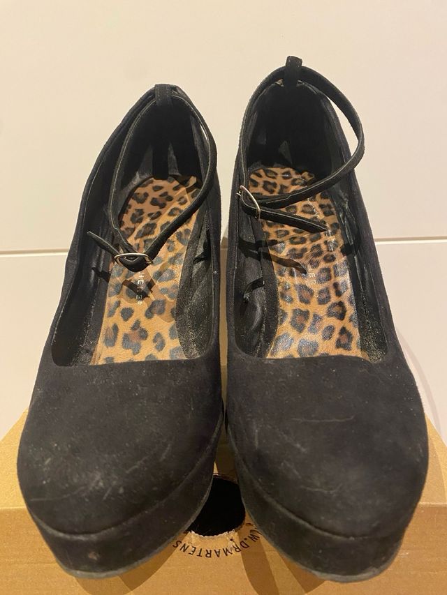 Zapatos negros de ante cuñas