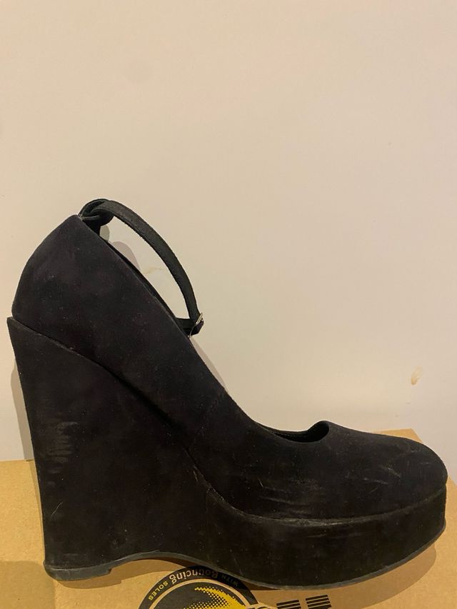 Zapatos negros de ante cuñas