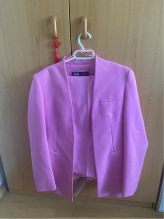 Traje rosa de Zara