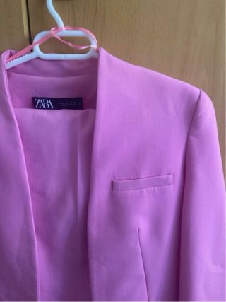Traje rosa de Zara