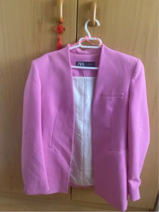Traje rosa de Zara