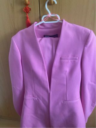 Traje rosa de Zara