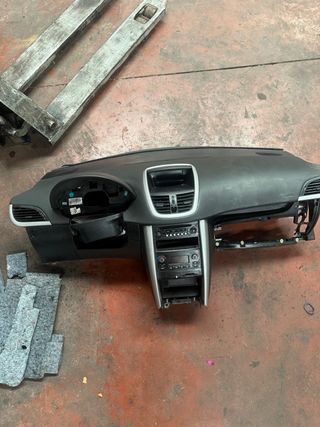 Salpicadero Peugeot 207 - Negro