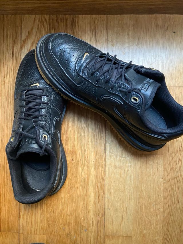 Nike Air Force 1 - Negras Doradas