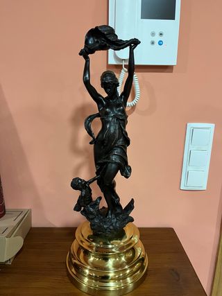 Alegoría del mar en bronce sobre peana dorada. S. XX.