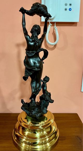 Alegoría del mar en bronce sobre peana dorada. S. XX.
