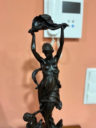 Alegoría del mar en bronce sobre peana dorada. S. XX.