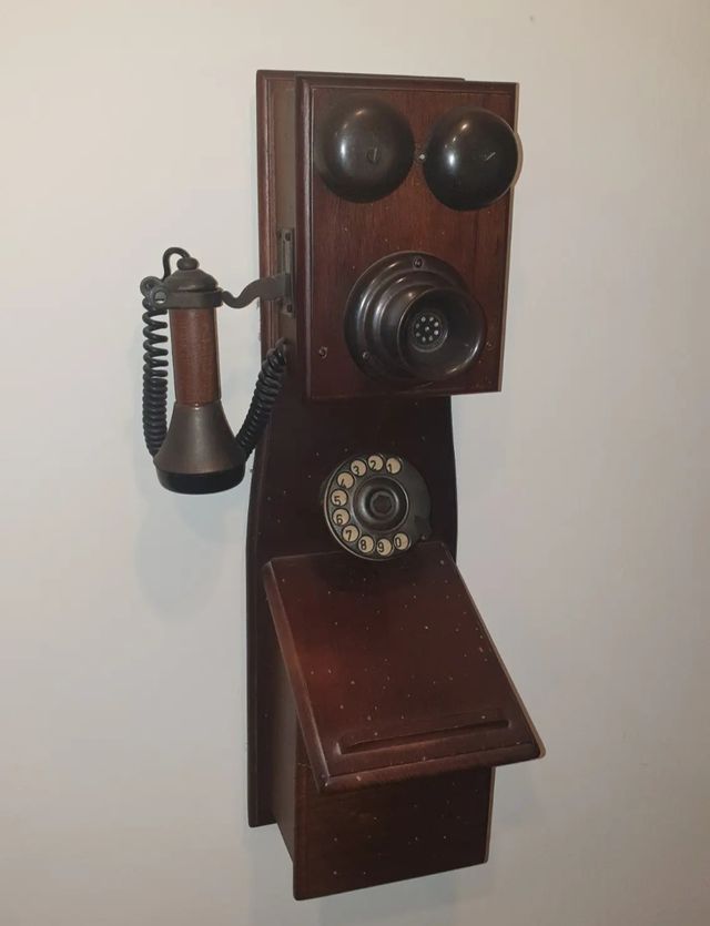 Telefono antico da parete
