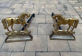 Pareja de morillos antiguos de latón con forma de caballo para chimenea