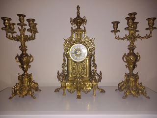 Candelabros y reloj de bronce antiguo