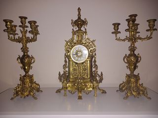 Candelabros y reloj de bronce antiguo