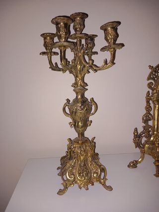 Candelabros y reloj de bronce antiguo
