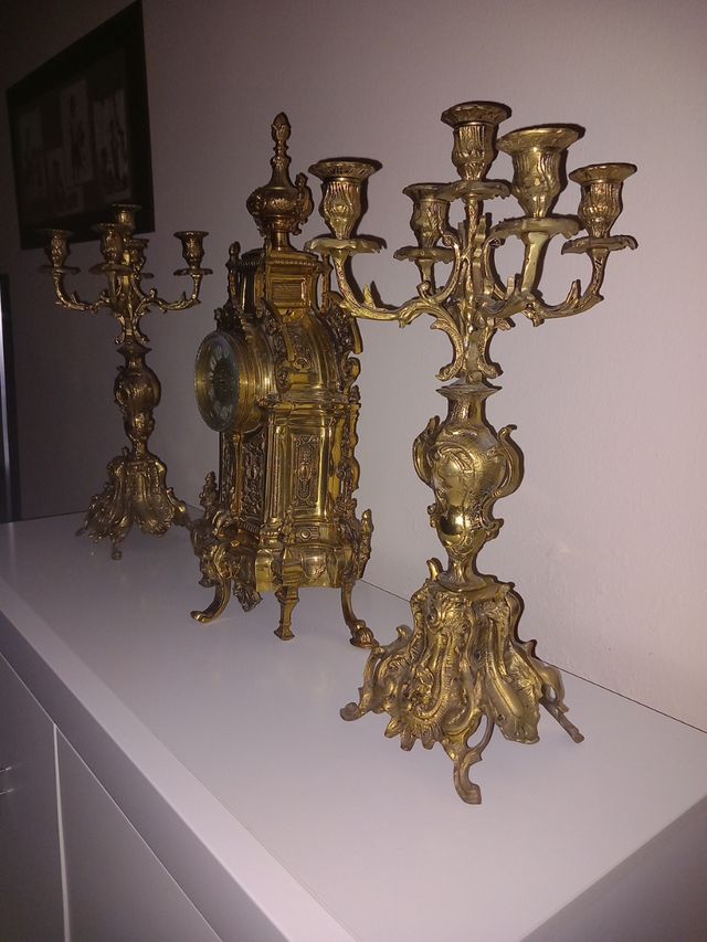 Candelabros y reloj de bronce antiguo