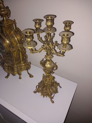 Candelabros y reloj de bronce antiguo