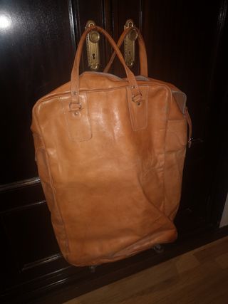 Maleta cuero, bolso zapatero, ruedas. Vintage 