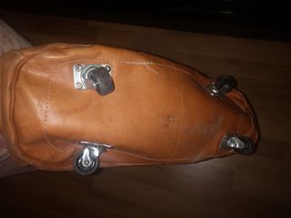 Maleta cuero, bolso zapatero, ruedas. Vintage 