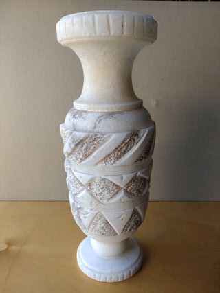 Vaso in alabastro groffato