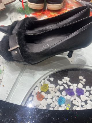 Tacones negros de ante con pelo