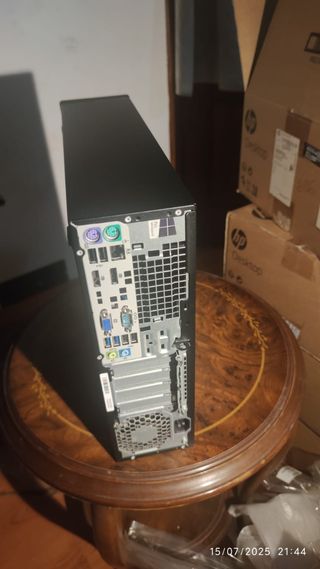 PC HP EliteDesk 
Teclado ratón y
Con monitor de 19