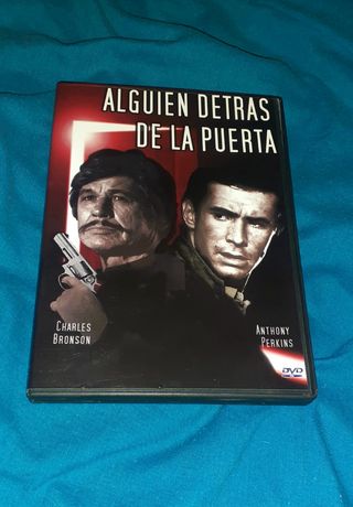 Alguien detrás de la puerta