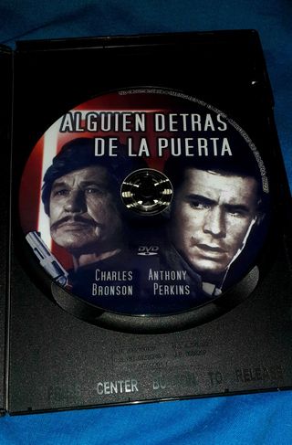 Alguien detrás de la puerta