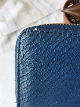 Cartera floral azul y blanca