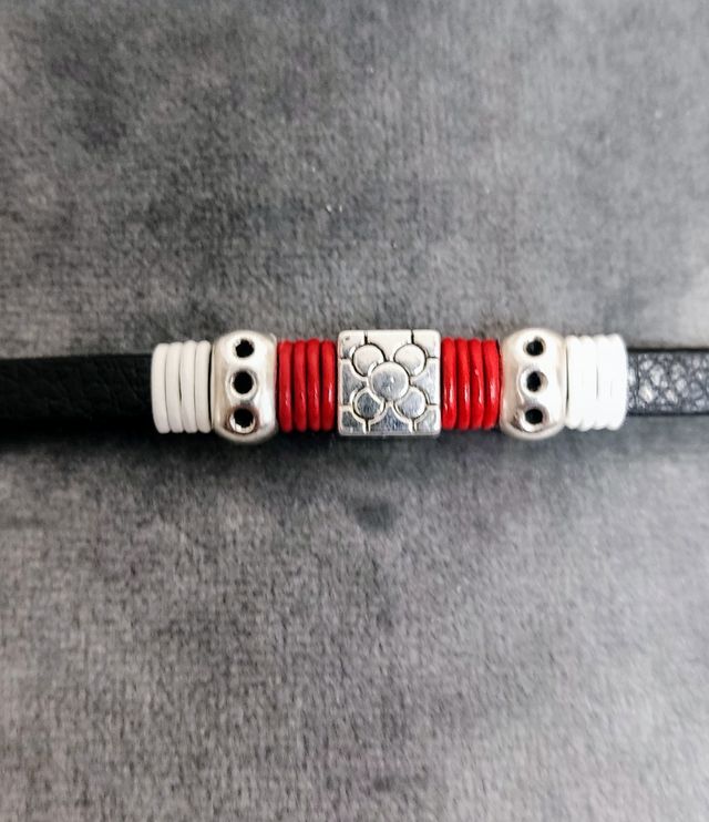Pulsera rojiblanca con baldosa de Bilbao