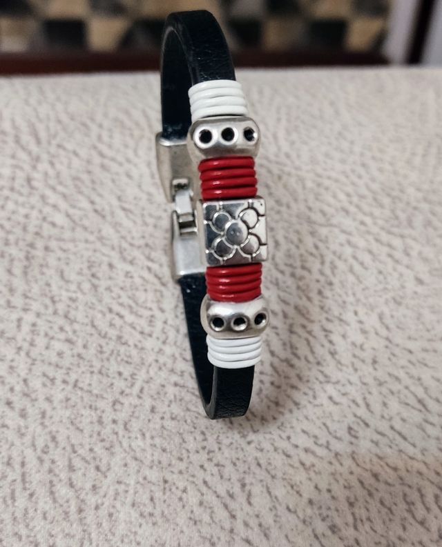 Pulsera rojiblanca con baldosa de Bilbao