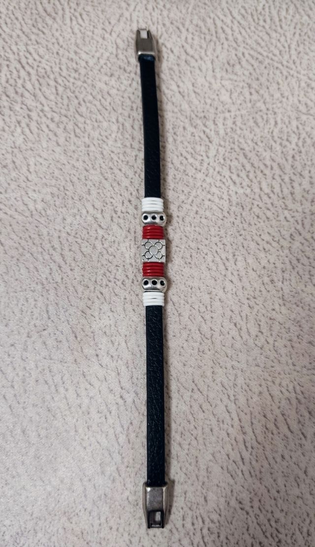 Pulsera rojiblanca con baldosa de Bilbao
